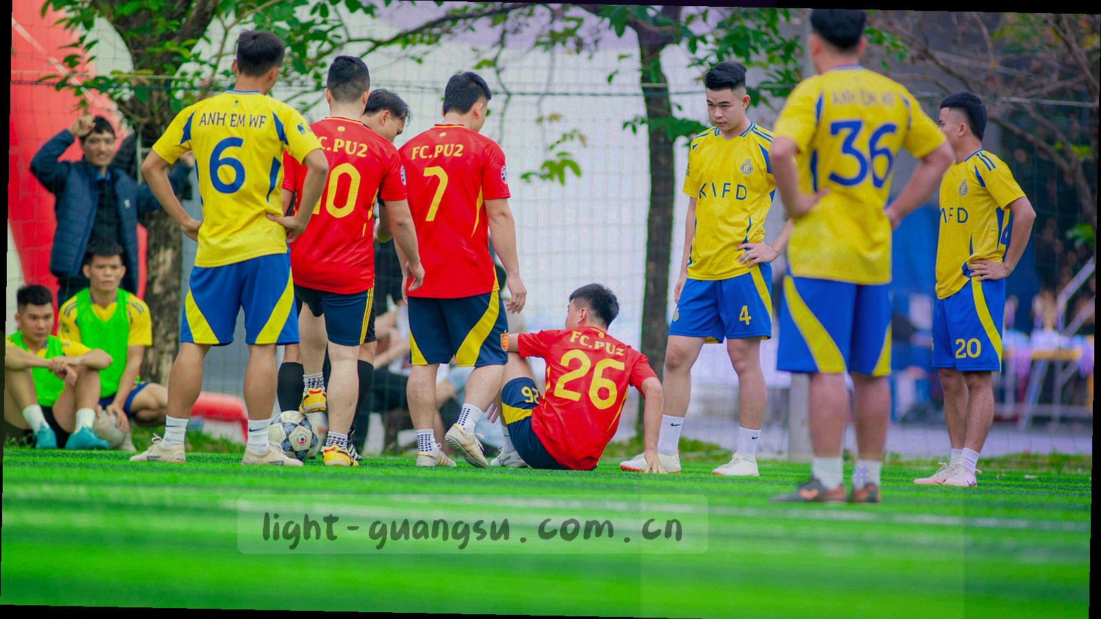 蓝色数据光线在黑暗中流动的抽象图案
